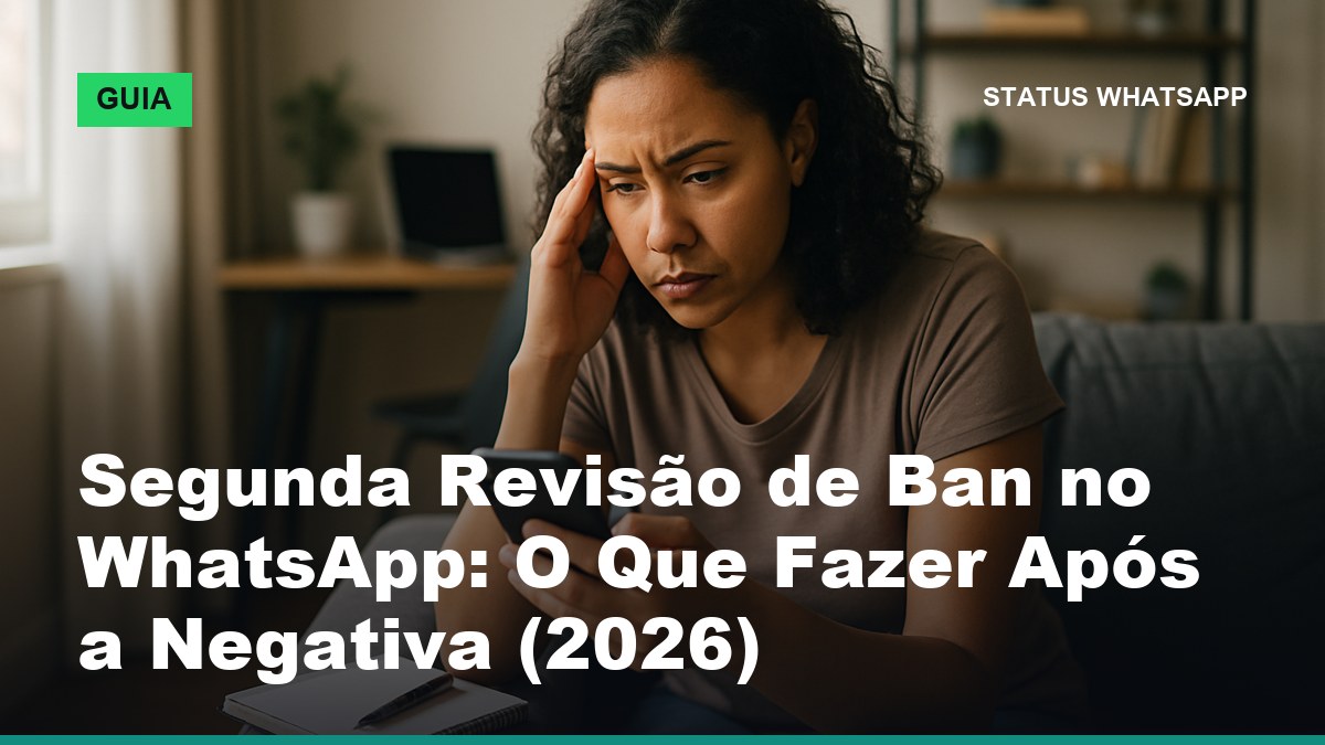 Mulher brasileira lendo no celular a negativa da revisão de banimento do WhatsApp com expressão preocupada